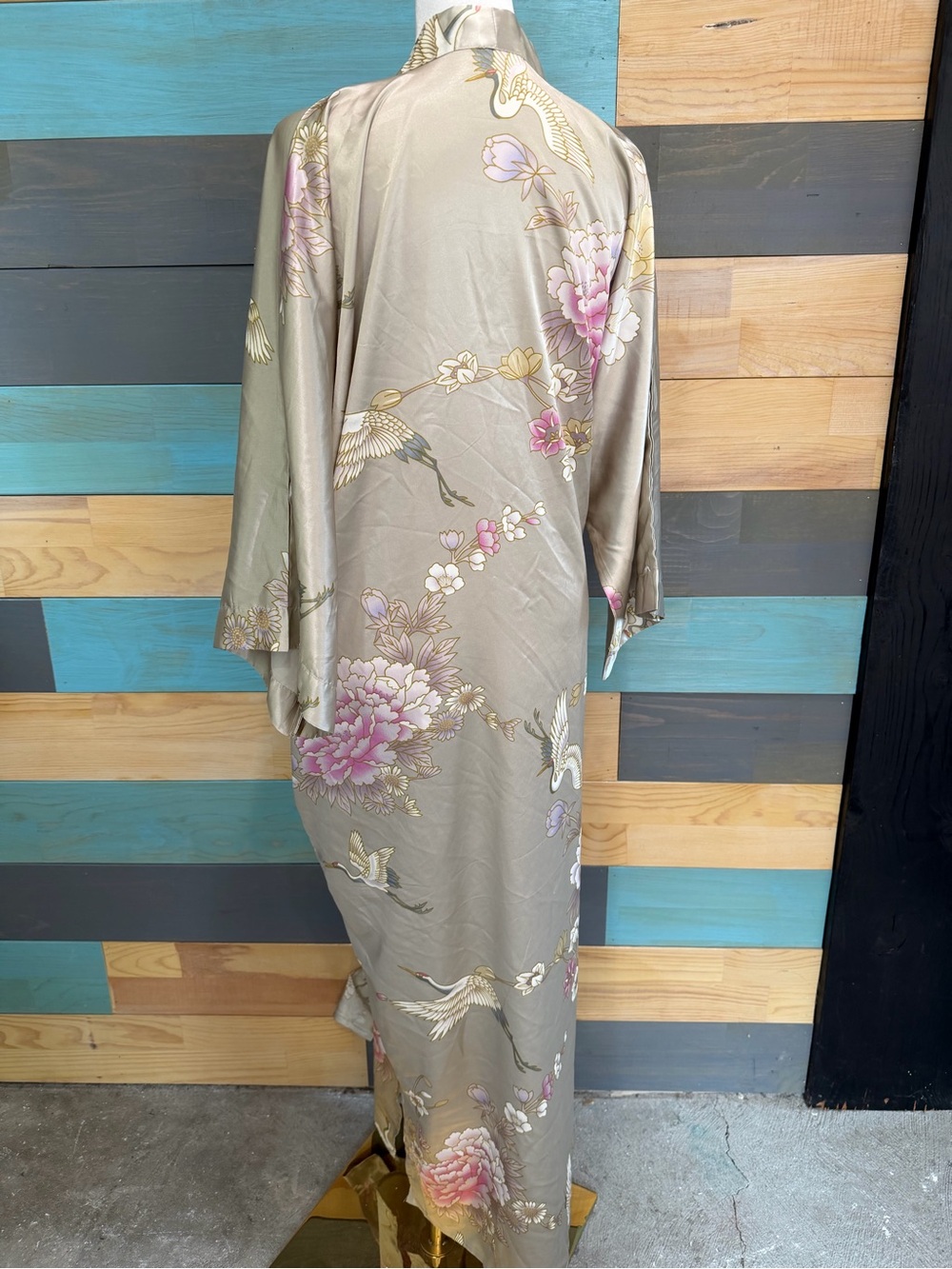 Kim + Ono Satin Chrysanthemum And Crane Long Print Kimono Champagne No Belt - Picture 3 of 10